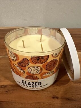 Bath & Body Works: 14.5 Oz 3-Wick Candle: Glazed Cinnamon Bun